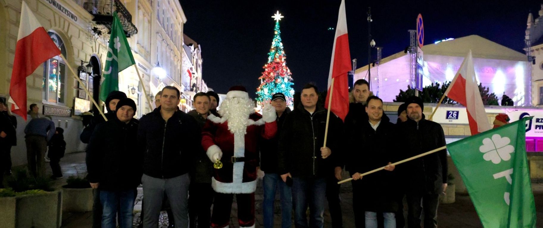 Świąteczny Mikołaj z PSL na Rynku w Rzeszowie: prezenty dla dzieci i mocne słowa pod adresem zwolenników Brauna [ZDJĘCIA]