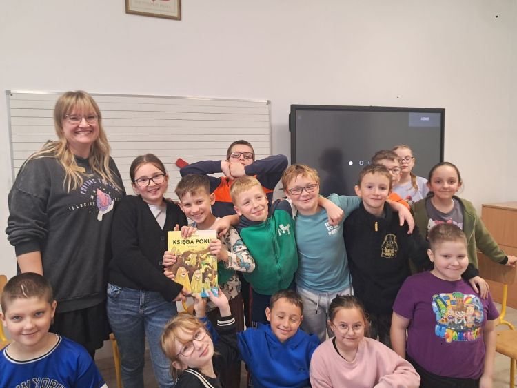 "Księga Poku" zachwyciła jednym zdaniem wychowawczynię i uczniów klasy 3B 1 - Polskie Radio Rzeszów „Księga Poku” zachwyciła jednym zdaniem wychowawczynię i uczniów klasy 3B