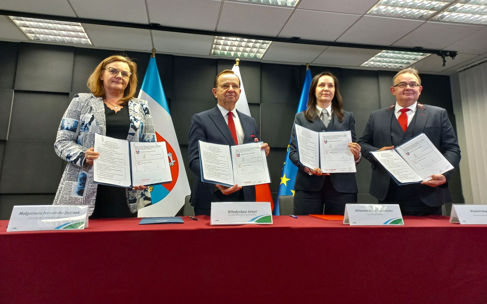 Podkarpackie podpisało pięcioletnią umowę z Polregio na obsługę kolei regionalnej