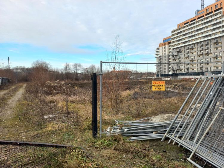 Dziura w ziemi zamiast wieżowców. Ponad 140 pokrzywdzonych i straty w Resovia Sky 1 - Polskie Radio Rzeszów Dziura w ziemi zamiast wieżowców. Ponad 140 pokrzywdzonych i straty w Resovia Sky