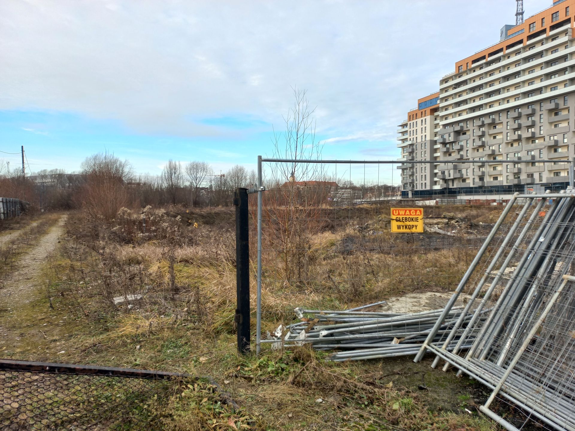 Dziura w ziemi zamiast wieżowców. Ponad 140 pokrzywdzonych i straty w Resovia Sky 8 - Polskie Radio Rzeszów Dziura w ziemi zamiast wieżowców. Ponad 140 pokrzywdzonych i straty w Resovia Sky
