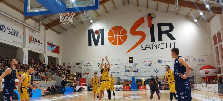 Zacięty mecz w Łańcucie. Sokół pokonuje Kotwicę 87:78 1 - Polskie Radio Rzeszów Zacięty mecz w Łańcucie. Sokół pokonuje Kotwicę 87:78