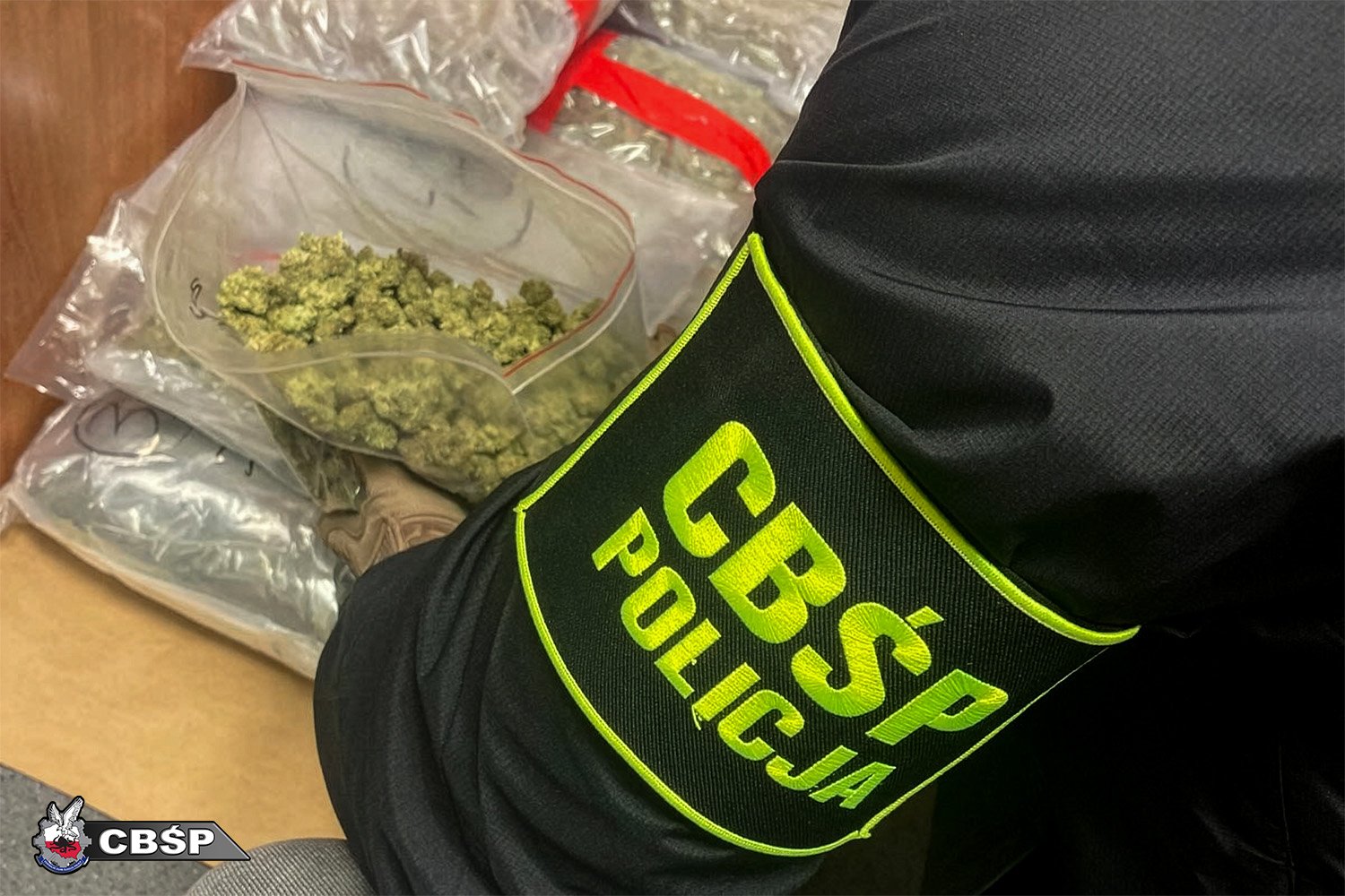 Narkotyki ukryte w szpuli z kablem. Przejęli je policjanci z CBŚP 8 - Polskie Radio Rzeszów Narkotyki ukryte w szpuli z kablem. Przejęli je policjanci z CBŚP