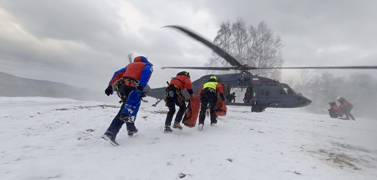 [ZDJĘCIA, WIDEO] Black Hawk nad Soliną. Kontrterroryści ćwiczyli w ekstremalnych warunkach