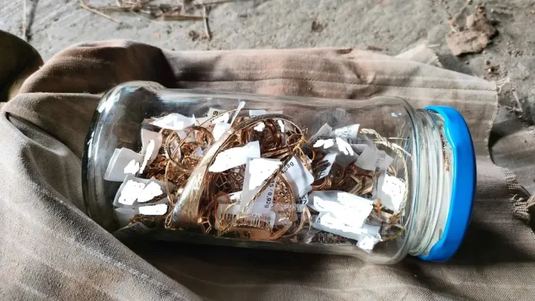 Jubiler dziękuje policjantom za odzyskanie biżuterii po brawurowym włamaniu przez dach galerii 1 - Polskie Radio Rzeszów Jubiler dziękuje policjantom za odzyskanie biżuterii po brawurowym włamaniu przez dach galerii