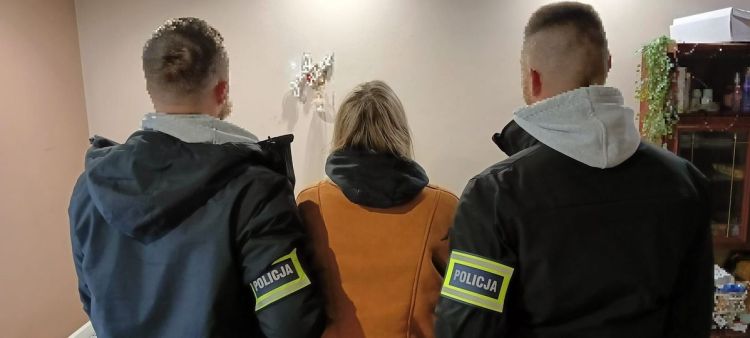 Rzeszowscy policjanci zatrzymali kobietę podejrzaną o oszustwo inwestycyjne na 140 tys. zł