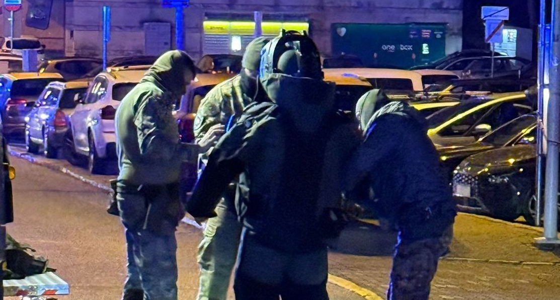 [ZDJĘCIA] Przez porzucone bagaże wszczęto w Rzeszowie alarm bombowy. Policjanci dotarli do właścicieli walizki i plecaka