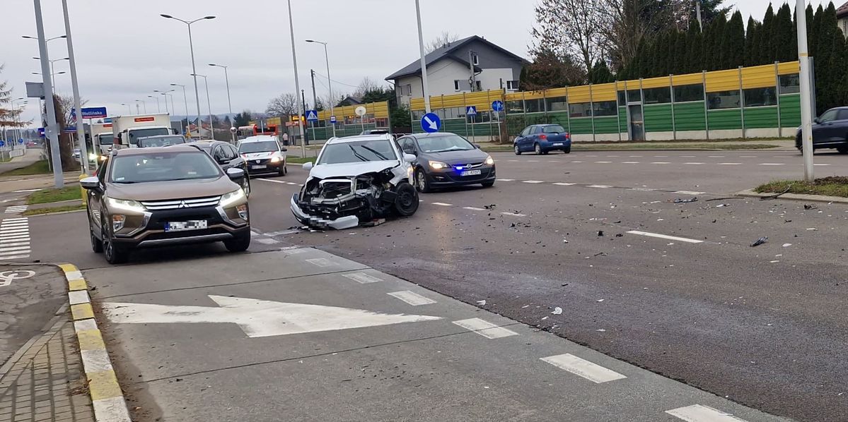 [AKTUALIZACJA] [ZDJĘCIA] Wypadek na Podkarpackiej w Rzeszowie. Dwie osoby ranne