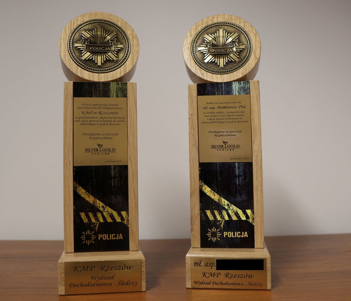 Jubiler dziękuje policjantom za odzyskanie biżuterii po brawurowym włamaniu przez dach galerii 3 - Polskie Radio Rzeszów Jubiler dziękuje policjantom za odzyskanie biżuterii po brawurowym włamaniu przez dach galerii - Polskie Radio Rzeszów