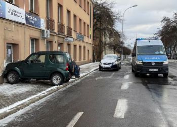 Niebezpieczna jazda kierowcy suzuki. Uderzył w&nbsp;dwa budynki, wjechał na&nbsp;chodnik i&nbsp;potrącił dwie kobiety
