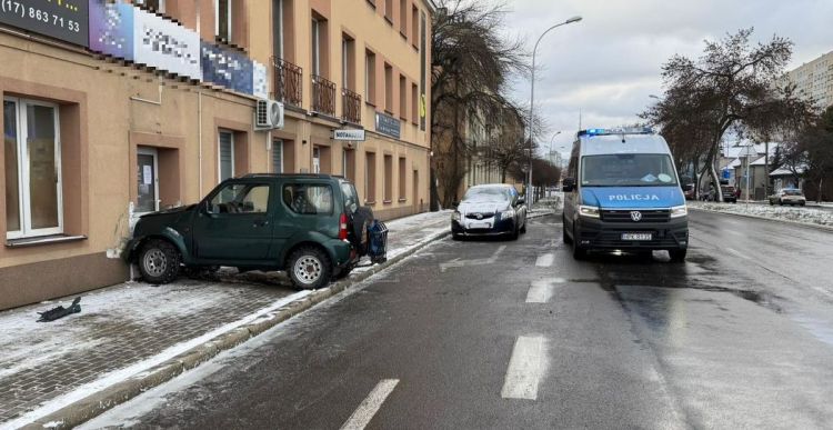 Niebezpieczna jazda kierowcy suzuki. Uderzył w&nbsp;dwa budynki, wjechał na&nbsp;chodnik i&nbsp;potrącił dwie kobiety