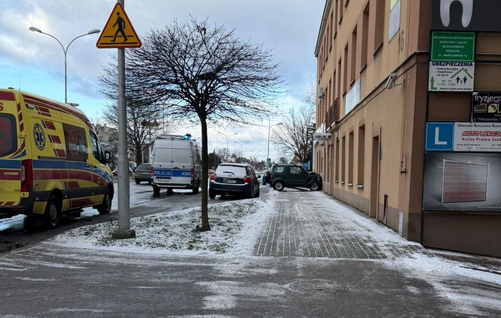 Niebezpieczna jazda kierowcy suzuki. Uderzył w dwa budynki, wjechał na chodnik i potrącił dwie kobiety - Polskie Radio Rzeszów