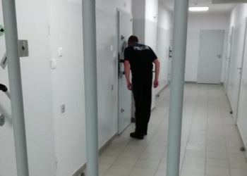 Obcokrajowiec bez prawa jazdy próbował przekupić policjantów