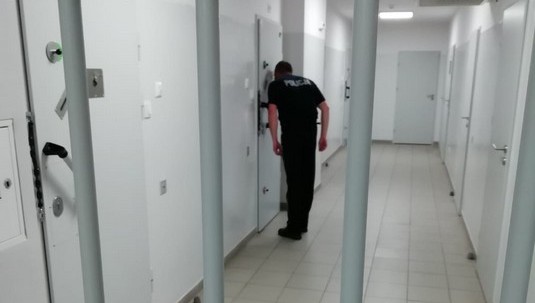 Obcokrajowiec bez prawa jazdy próbował przekupić policjantów
