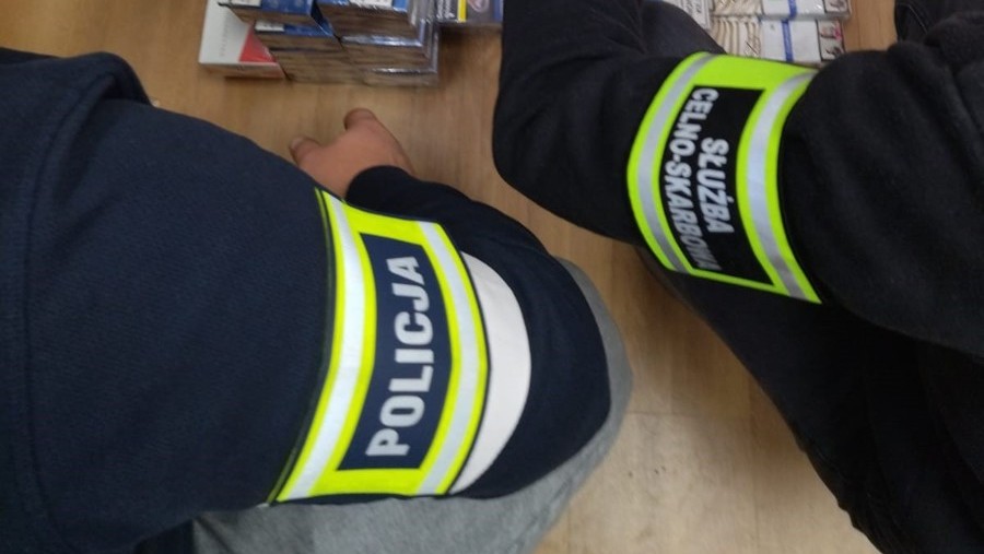 Ponad 300 paczek nielegalnych papierosów w domu mieszkanki gminy Domaradz 7 - Polskie Radio Rzeszów Ponad 300 paczek nielegalnych papierosów w domu mieszkanki gminy Domaradz