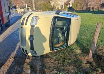 Samochód przewrócił się na&nbsp;oblodzonej drodze w&nbsp;Pruchniku