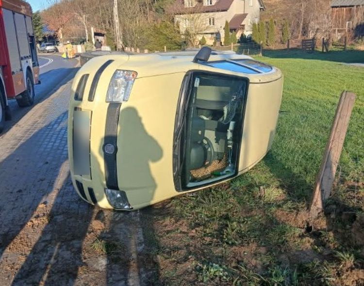 Samochód przewrócił się na&nbsp;oblodzonej drodze w&nbsp;Pruchniku