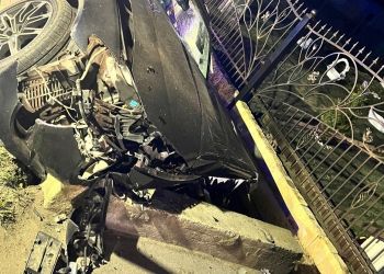 Kierowca zasnął za&nbsp;kierownicą i&nbsp;uderzył w&nbsp;przydrożny mostek