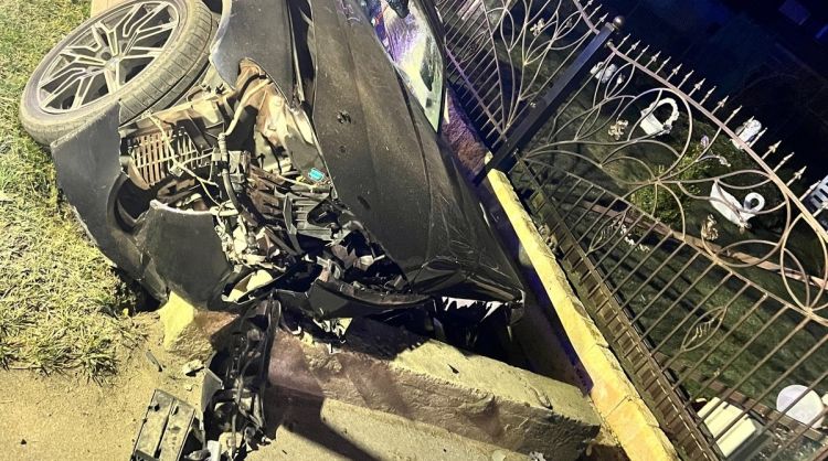 Kierowca zasnął za&nbsp;kierownicą i&nbsp;uderzył w&nbsp;przydrożny mostek