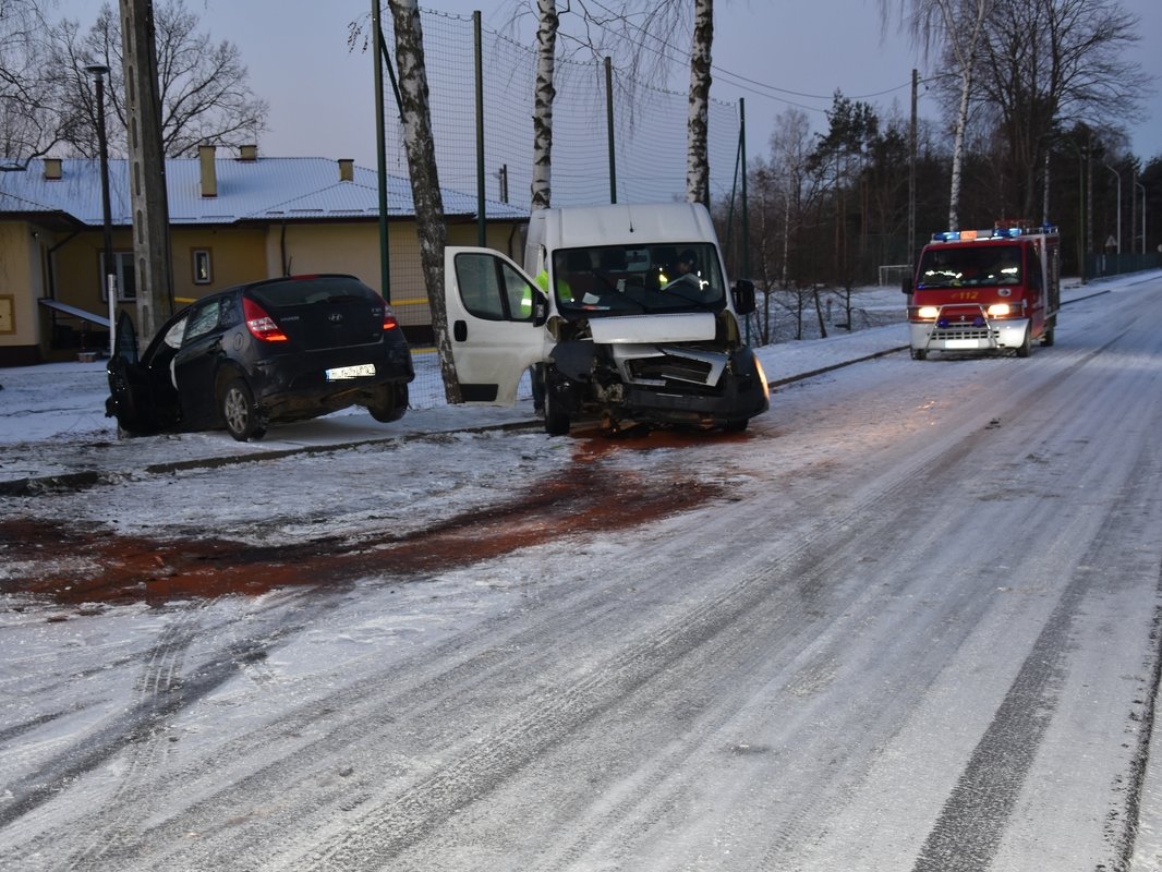 Wypadek w Smolarzynach. Samochód osobowym został zepchnięty na słup energetyczny - Polskie Radio Rzeszów
