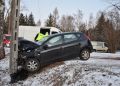 Wypadek w&nbsp;Smolarzynach. Samochód osobowym został zepchnięty na&nbsp;słup energetyczny