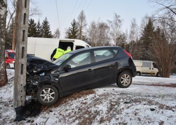 Wypadek w&nbsp;Smolarzynach. Samochód osobowym został zepchnięty na&nbsp;słup energetyczny