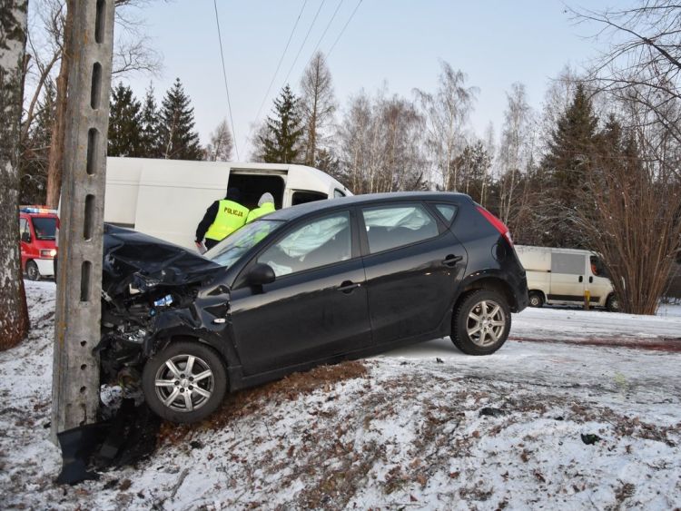 Wypadek w&nbsp;Smolarzynach. Samochód osobowym został zepchnięty na&nbsp;słup energetyczny