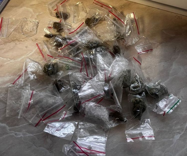 Policja zatrzymała 19-latka z mefedronem, haszyszem i marihuaną 1 - Polskie Radio Rzeszów Policja zatrzymała 19-latka z mefedronem, haszyszem i marihuaną