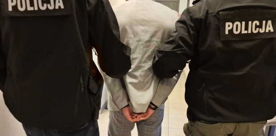 Oszust zatrzymany na&nbsp;gorącym uczynku. Seniorzy z&nbsp;powiatu strzyżowskiego nie&nbsp;stracili 50 tys. zł