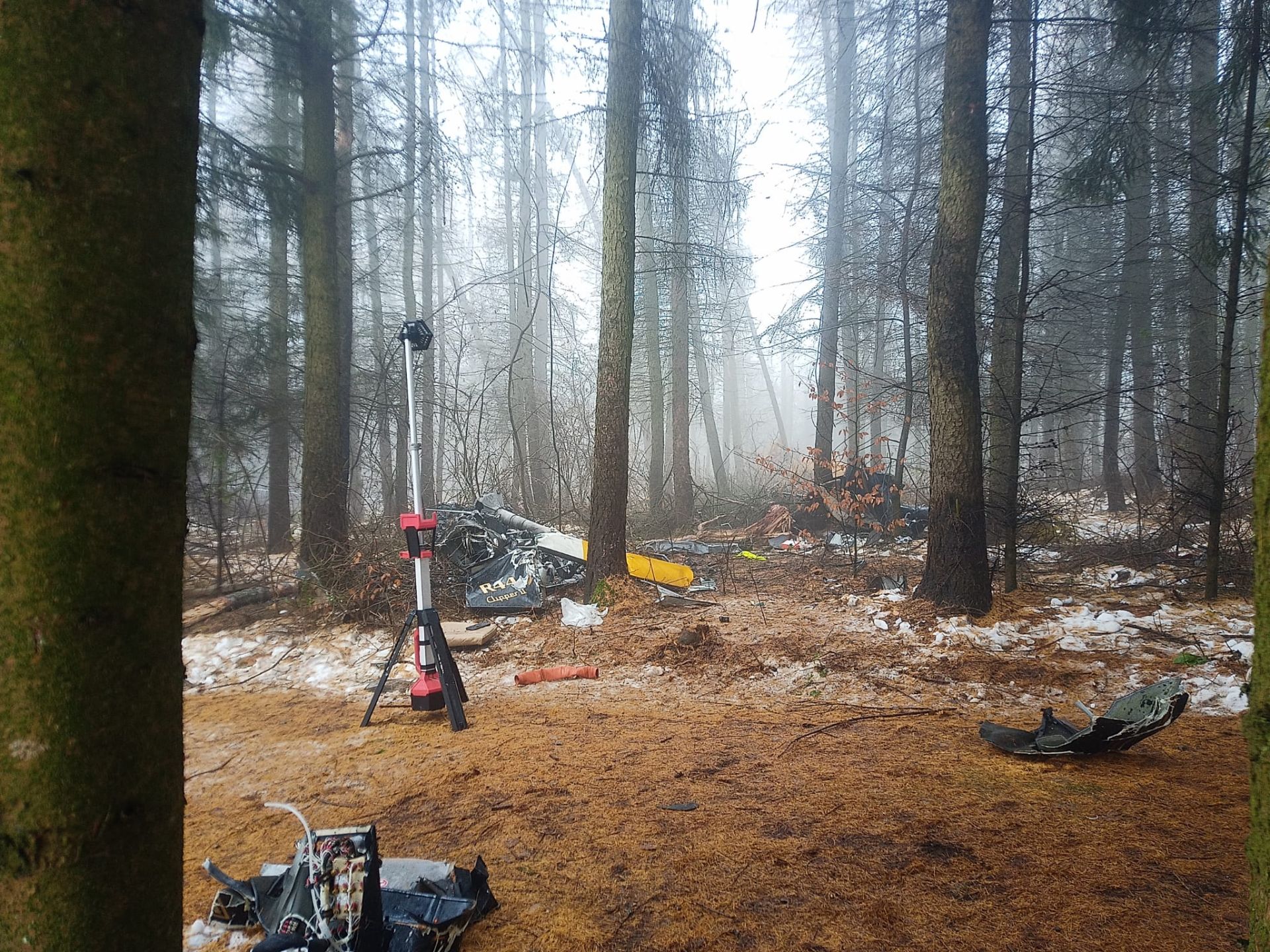 Pierwsze ustalenia prokuratury w sprawie katastrofy śmigłowca w Cierpiszu. Helikopter zahaczył o drzewa 6 - Polskie Radio Rzeszów Pierwsze ustalenia prokuratury w sprawie katastrofy śmigłowca w Cierpiszu. Helikopter zahaczył o drzewa - Polskie Radio Rzeszów