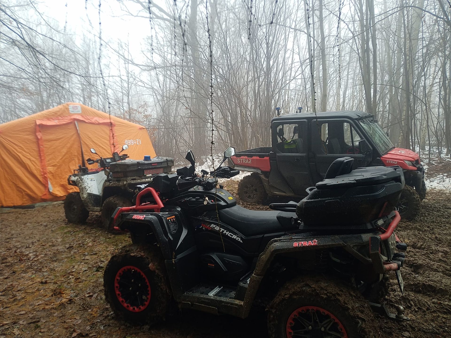 Pierwsze ustalenia prokuratury w sprawie katastrofy śmigłowca w Cierpiszu. Helikopter zahaczył o drzewa 3 - Polskie Radio Rzeszów Pierwsze ustalenia prokuratury w sprawie katastrofy śmigłowca w Cierpiszu. Helikopter zahaczył o drzewa - Polskie Radio Rzeszów