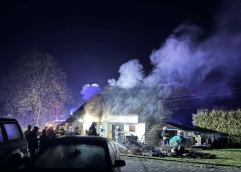 [ZDJĘCIA] Pożar budynku mieszkalno-gospodarczego w Narolu. Jedna osoba poszkodowana