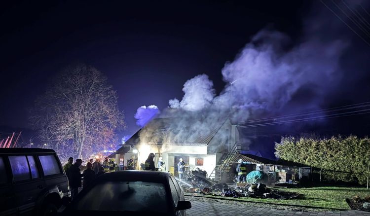 [ZDJĘCIA] Pożar budynku mieszkalno-gospodarczego w&nbsp;Narolu. Jedna osoba poszkodowana