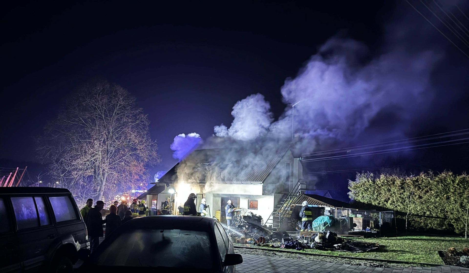 [ZDJĘCIA] Pożar budynku mieszkalno-gospodarczego w Narolu. Jedna osoba poszkodowana
