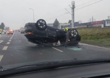 [AKTUALIZACJA] Korki na&nbsp;Warszawskiej w&nbsp;Rzeszowie z&nbsp;powodu dachowania auta