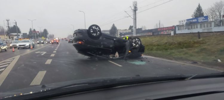 [AKTUALIZACJA] Korki na&nbsp;Warszawskiej w&nbsp;Rzeszowie z&nbsp;powodu dachowania auta