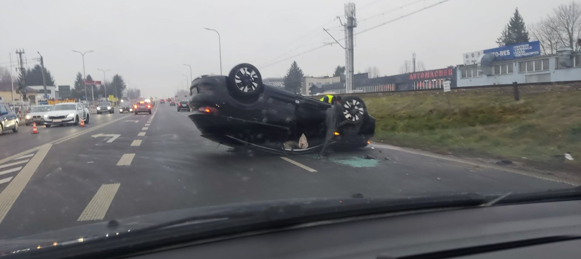 [AKTUALIZACJA] Korki na&nbsp;Warszawskiej w&nbsp;Rzeszowie z&nbsp;powodu dachowania auta