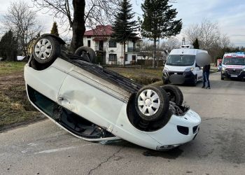 Groźne dachowanie w&nbsp;Sądkowej. Seniorka przetransportowana śmigłowcem LPR