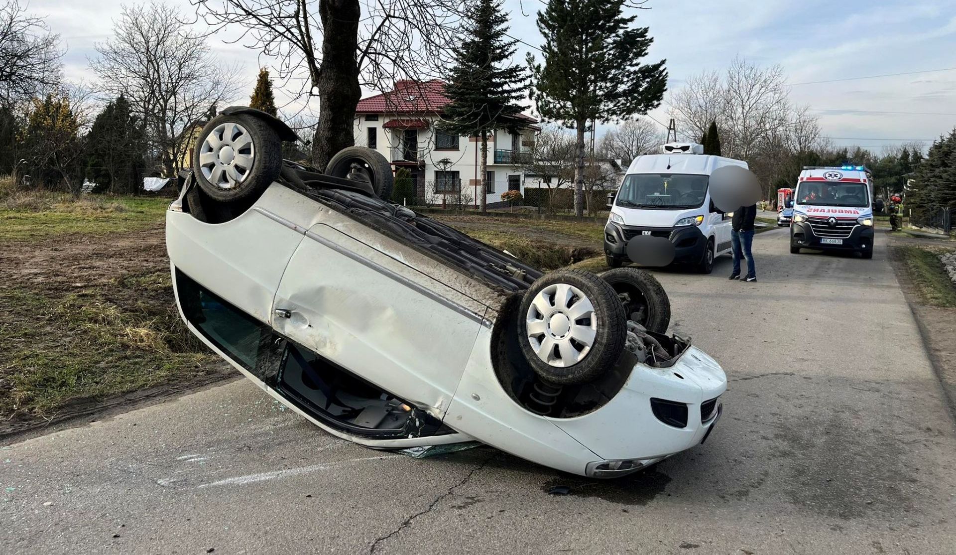 Groźne dachowanie w Sądkowej. Seniorka przetransportowana śmigłowcem LPR 6 - Polskie Radio Rzeszów Groźne dachowanie w Sądkowej. Seniorka przetransportowana śmigłowcem LPR