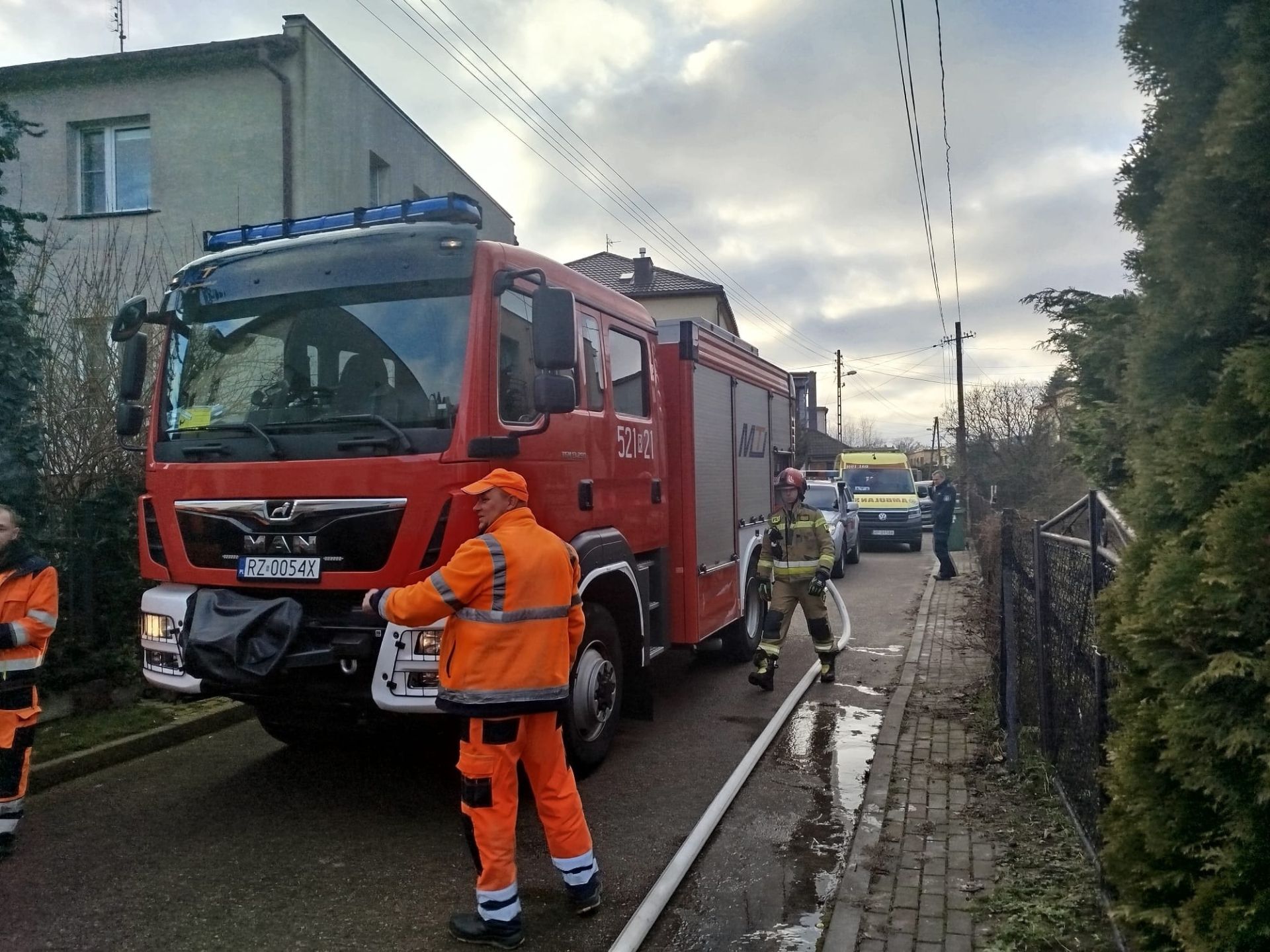 [ZDJĘCIA] Pożar domu wielorodzinnego w Przeworsku. Jedna osoba trafiła do szpitala - Polskie Radio Rzeszów