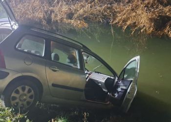 Peugeot zakończył jazdę w stawie w Jasionowie [ZDJĘCIA]