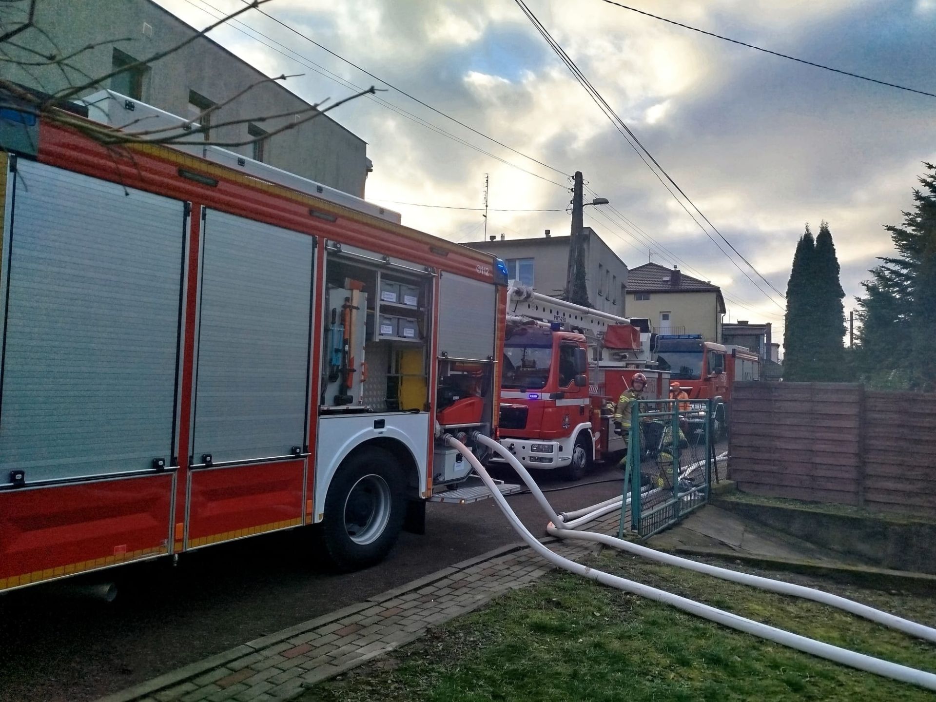 [ZDJĘCIA] Pożar domu wielorodzinnego w Przeworsku. Jedna osoba trafiła do szpitala - Polskie Radio Rzeszów