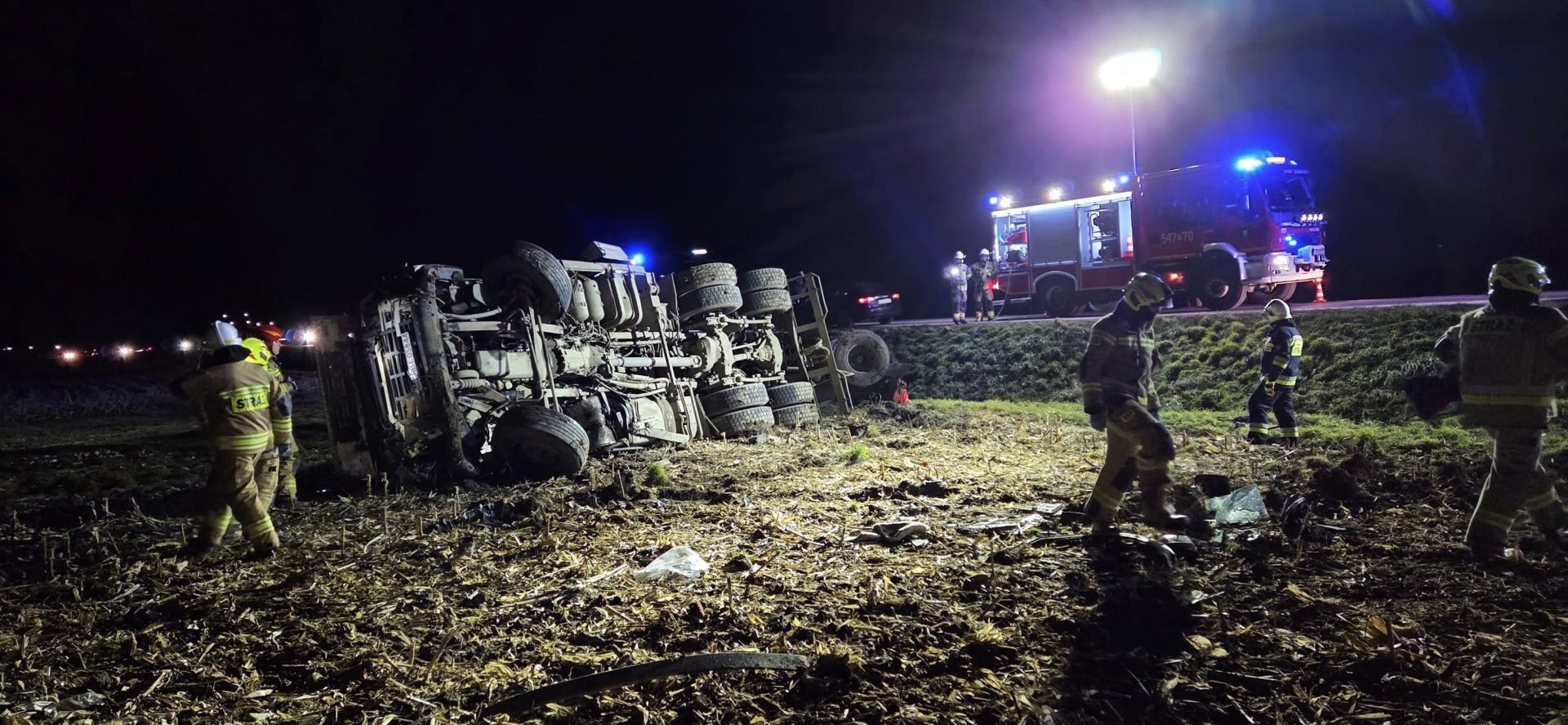 [ZDJĘCIA] Śmiertelny wypadek w&nbsp;Zarszynie. Nie&nbsp;żyje kierowca ciężarówki