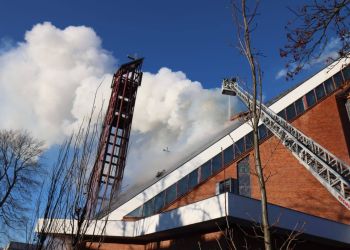 [AKTUALIZACJA, ZDJĘCIA] Pożar kościoła w&nbsp;Lublinie. Akcję gaśniczą utrudnia mróz