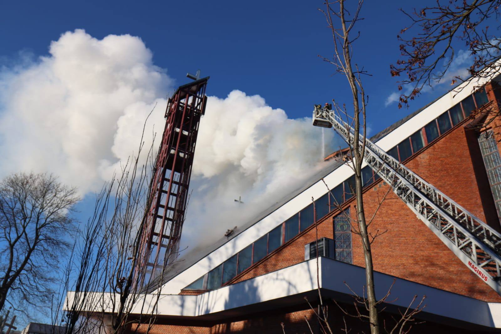 [AKTUALIZACJA, ZDJĘCIA] Pożar kościoła w&nbsp;Lublinie. Akcję gaśniczą utrudnia mróz