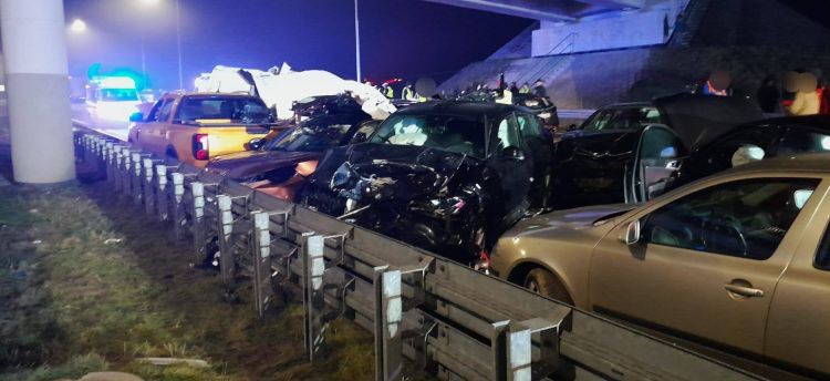 [AKTUALIZACJA, ZDJĘCIA] Karambol na&nbsp;S19. Zderzyło się 18 pojazdów, 9 osób przebywa w&nbsp;szpitalach