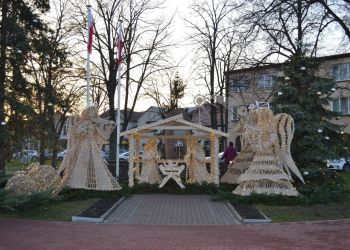Wiklinowa szopka bożonarodzeniowa w&nbsp;centrum Rudnika nad&nbsp;Sanem