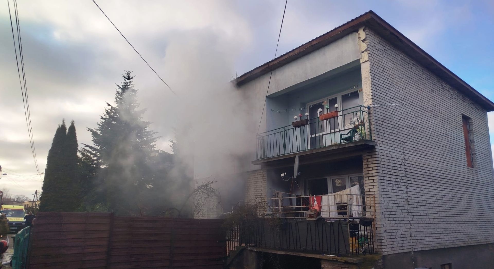 [ZDJĘCIA] Pożar domu wielorodzinnego w&nbsp;Przeworsku. Jedna osoba trafiła do&nbsp;szpitala