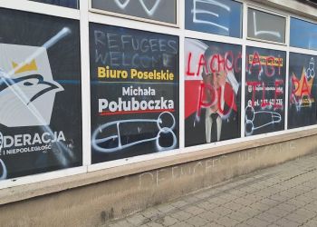Rzeszów: Michał Połuboczek z&nbsp;Konfederacji odpowiada na&nbsp;akt wandalizmu na&nbsp;witrynie jego biura poselskiego