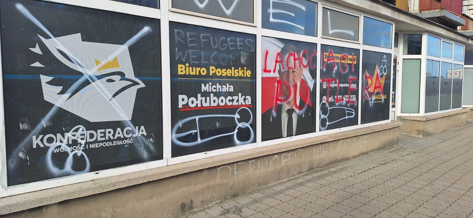 Rzeszów: Michał Połuboczek z&nbsp;Konfederacji odpowiada na&nbsp;akt wandalizmu na&nbsp;witrynie jego biura poselskiego